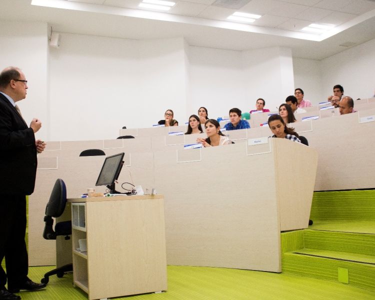Profesor elegante hablando en sala con estudiantes