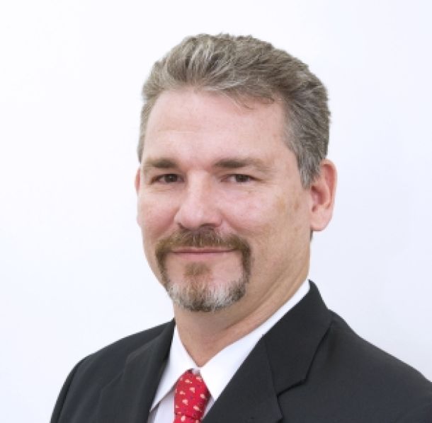 Profesor Niels Ketelhohn, representante INCAE en CBCC, con corbata y barba