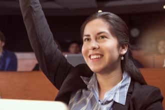 Estudiante levanta la mano