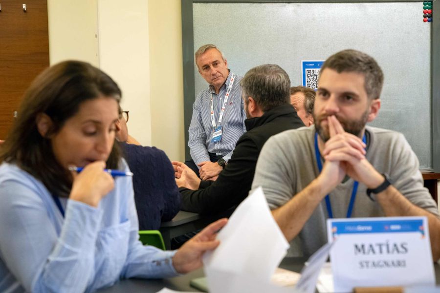 Instructor prestando atención a lo que mencionan en una sesión