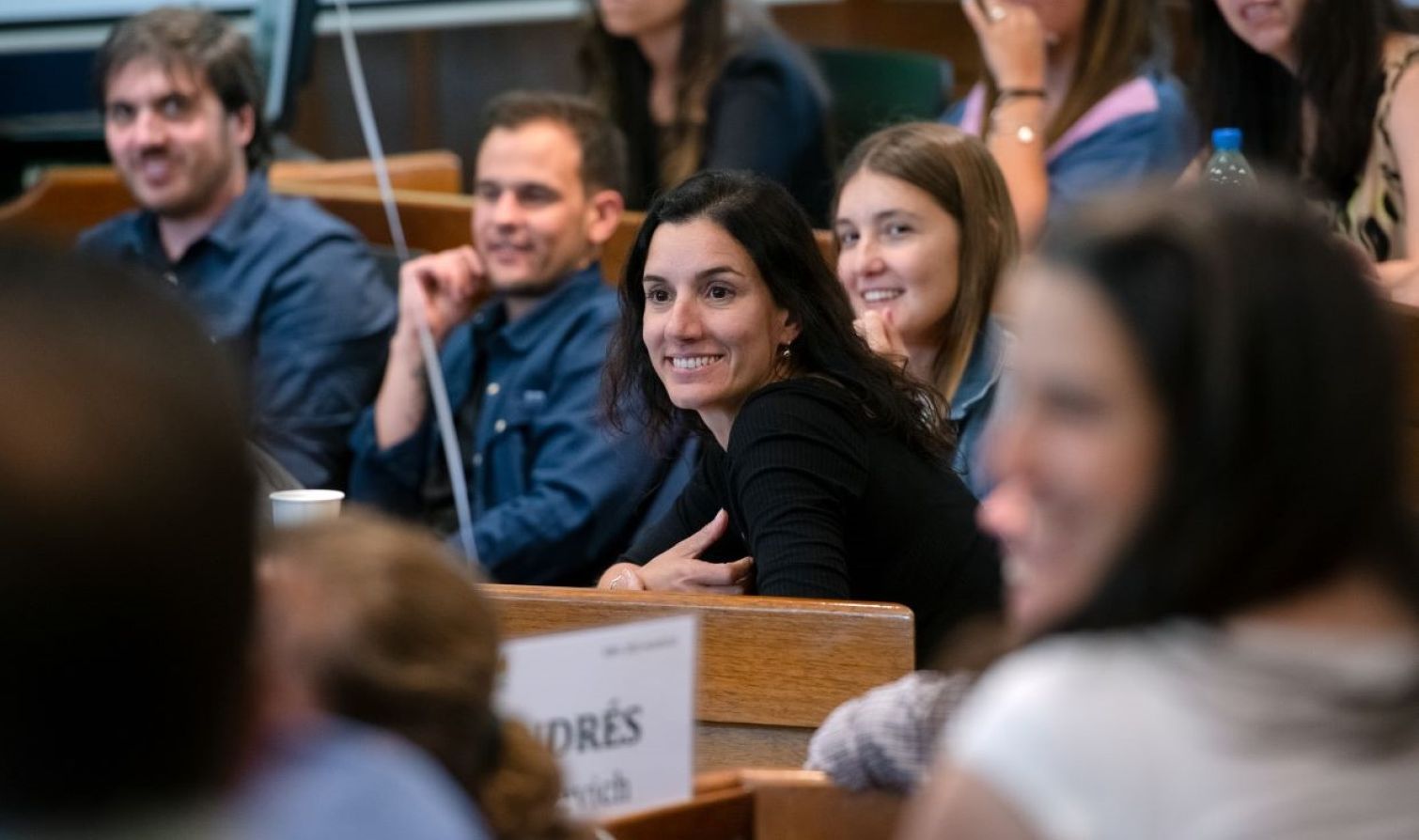 Profesora sonriente en conferencia