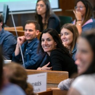 Profesora disfruta de una sesión junto con sus estudiantes
