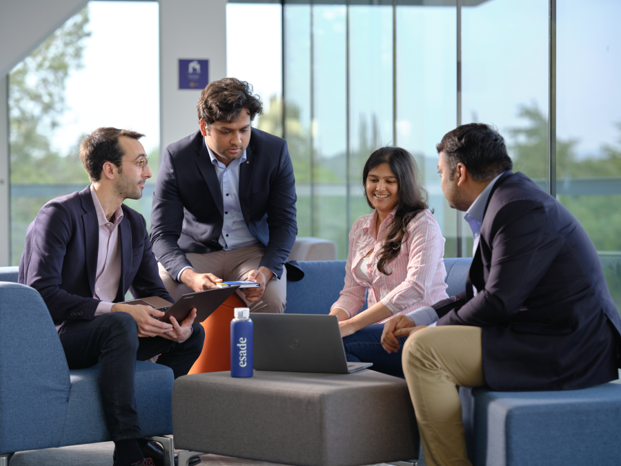 Personas ESADE hablando